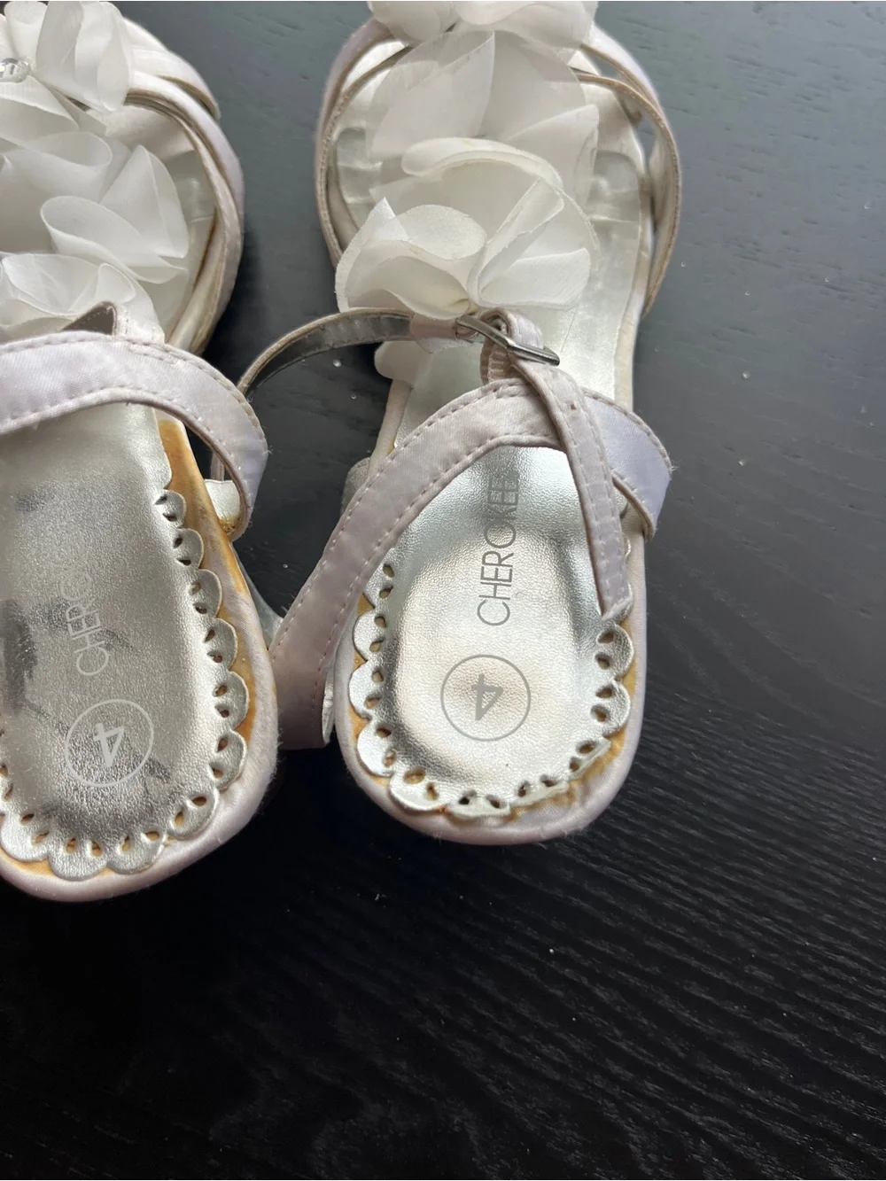 Cherokee White Faux Silk Flower Rhinestone Block Heel Sandals Dress Shoes Size 4